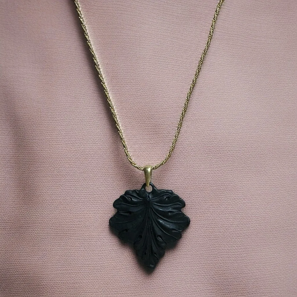 Liz Claiborne Black Leaf Pendant Necklace with Gold Chain - Picture 1 of 3